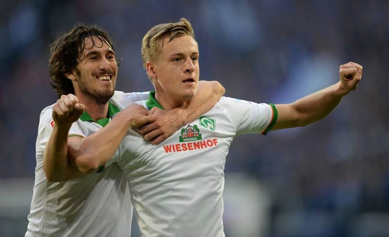Felix Kross trifft zum 1:0 für den SV Werder Bremen gegen Schalke 04 in Gelsenkirchen.