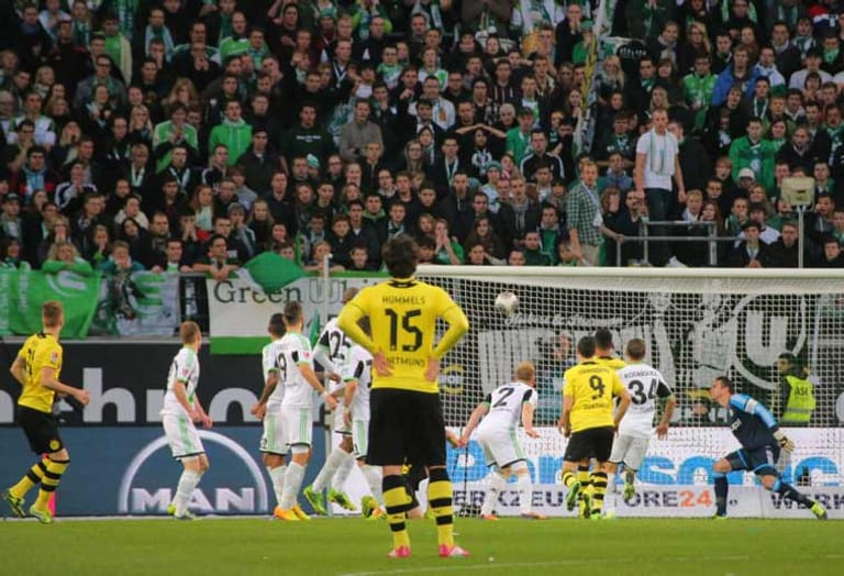 Marco Reus bringt Borussia Dortmund gegen den VfL Wolfsburg in der Volkswagen-Arena mit 1:0 in Führung.