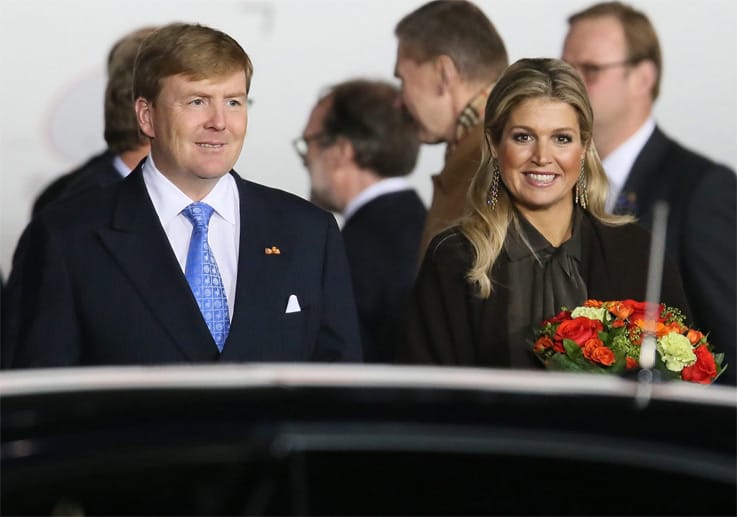 König Willem-Alexander und Königin Máxima wurden auf einer Russlandreise von Aktivisten mit Tomaten beworfen. Zum Glück jedoch verfehlte das Gemüse sein Ziel.