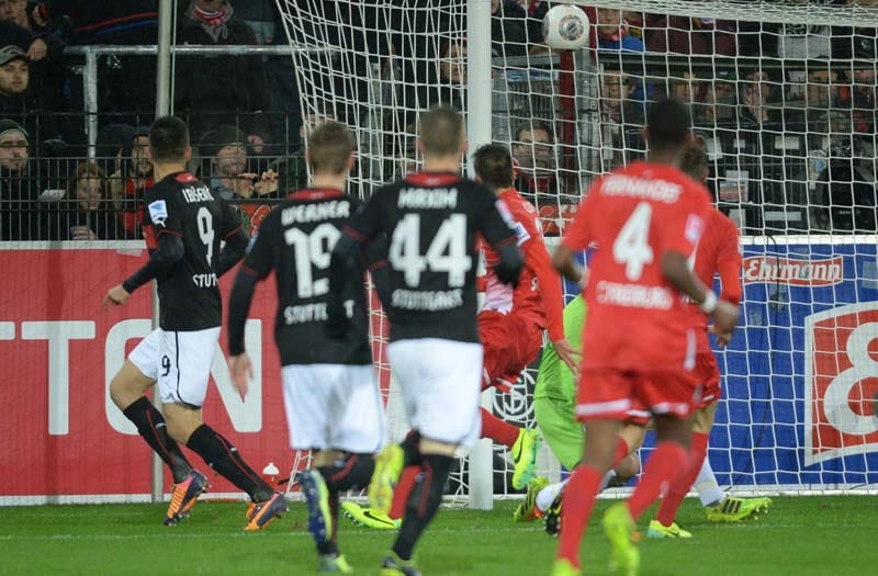 Torjäger Vedad Ibisevic bringt den VfB mit seinem Treffer zum 1:0 auf die Siegerstraße - am Ende feiern die Schwaben einen 3:1-Erfolg.