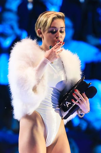 Bei den MTV Europe Music Awards in Amsterdam machte Miley Cyrus ihrem Skandal-Image wieder alle Ehre. Mitten auf der Bühne zog sie einen Joint aus ihrem Chanel-Täschchen hervor...