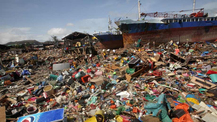 Szenen wie nach einem Tsunami: Der Wirbelsturm "Haiyan" hat auf den Philippinen Verwüstung hinterlassen. An der Küste spülte eine Flutwelle Schiffe an Land und riss Häuser mit sich. Szenen wie nach einem Tsunami: Der Wirbelsturm "Haiyan" hat auf den Philippinen Verwüstung hinterlassen. An der Küste spülte eine Flutwelle Schiffe an Land und riss Häuser mit sich.