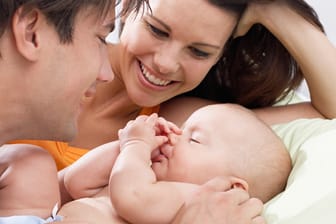 Beim Stillen des Babys kann der Mann eine große Unterstützung sein.