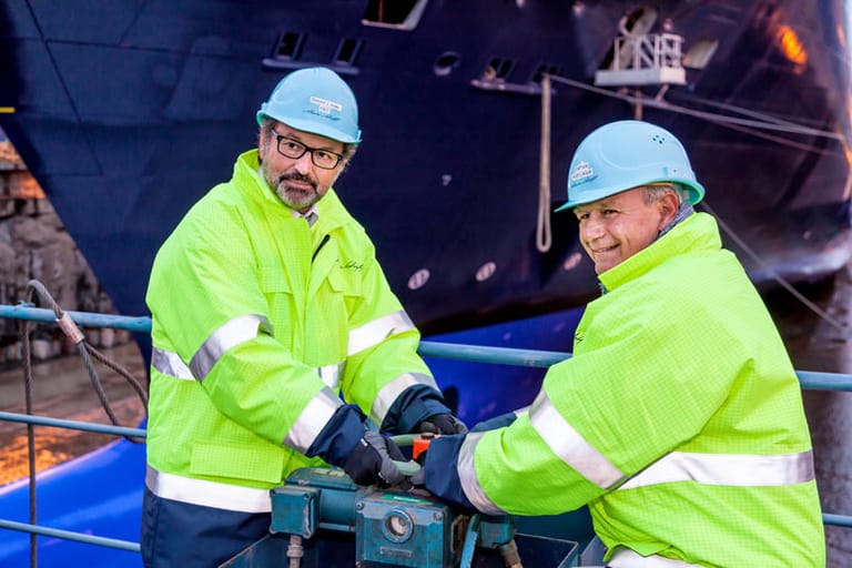 Wasser Marsch: TUI-Cruises-Vorsitzender Richard J. Vogel und der künftige "Mein Schiff 3"-Kapitän Kjell Holm öffnen die Schotten.