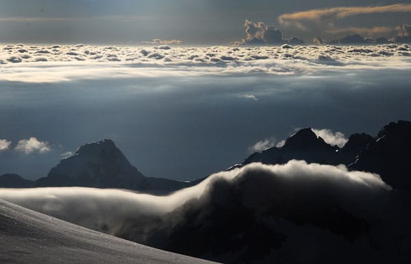 Blick vom Gipfel des Nevado Pisco: Berge in der Cordillera Blanca in Peru.