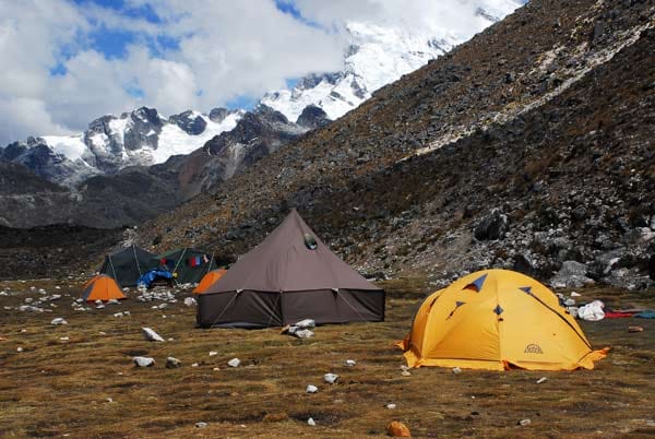 Basislager auf 4600 Metern am Berg Nevado Pisco in Peru.