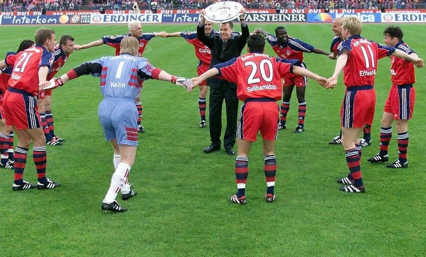 Mit der Saison 1998/1999 beginnt die erfolgreiche Ära unter Ottmar Hitzfeld. Mit dem vom Rivalen Borussia Dortmund gekommenen "General" als Trainer holt der FC Bayern München mit 15 Punkten Vorsprung überlegen die Deutsche Meisterschaft, aber...