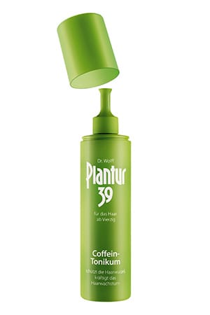 Das Koffein Tonikum (von Plantur 39 um 9 Euro) stärkt die Haarwurzeln und fördert das Wachstum Ihrer Haare.