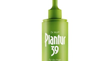 Das Koffein Tonikum (von Plantur 39 um 9 Euro) stärkt die Haarwurzeln und fördert das Wachstum Ihrer Haare.