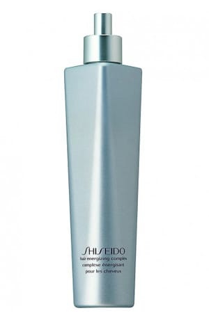 Der revitalisierende Mix aus Shampoo und Haarkur (von Shiseido um 50 Euro)pflegt die Kopfhaut, nährt die Haarwurzeln und schafft somit eine ideale Basis für gesundes Männerhaar.