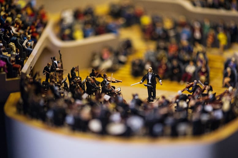 Dirigent und Orchester sind in der Elbphilharmonie im Miniatur Wunderland in Hamburg zu sehen.