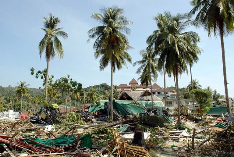 Verwüstung im Urlaubs-Idyll: Am 26. Dezember 2004 ereignete sich im Indischen Ozean ein verheerendes Seebeben. Die Folge war ein gigantischer Tsunami: Die Monsterwellen rissen allein in Indonesien 165.000 Menschen in den Tod. Insgesamt starben 230.000 Menschen. Auch Thailand war massiv betroffen.