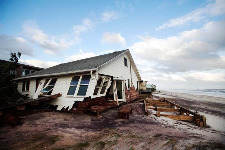 Naturgewalten: Hurrikan "Sandy" zog im Oktober 2012 unter anderem über die Ostküste der USA hinweg und verursachte Schäden in Höhe von insgesamt 15 Milliarden Dollar. Noch im November waren 900.000 Häuser im US-Staat New Jersey ohne Strom.