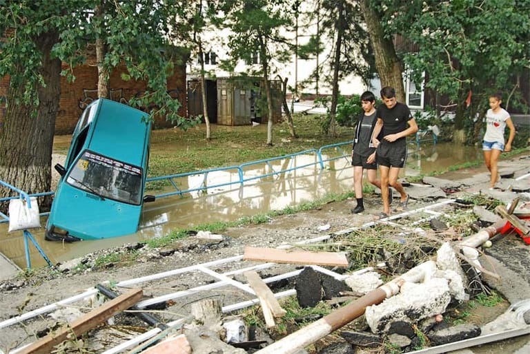 Verwüstung: Im Juli 2012 verursachte Starkregen eine Flutkatastrophe in der russischen Region Krasnodar. Durch Sturzfluten und Erdrutsche kamen mindestens 170 Menschen ums Leben. Betroffen war vor allem die Stadt Rajon Krymsk, die von einer Flutwelle überrollt wurde.