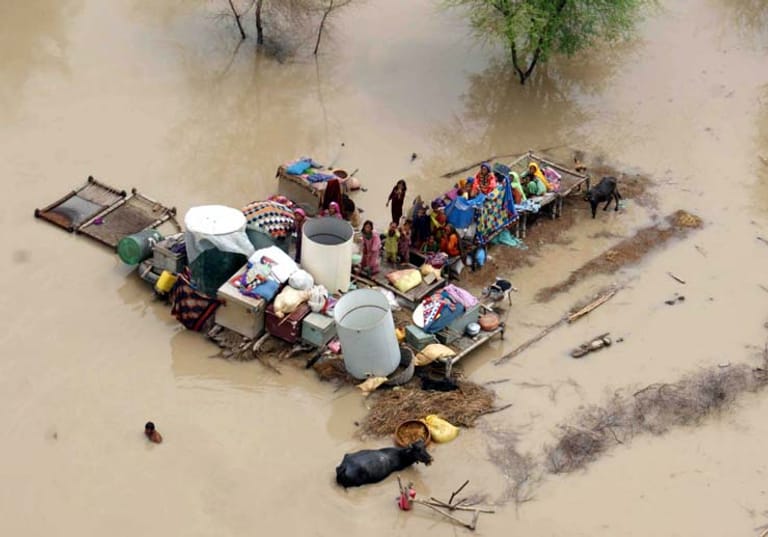 Überlebenskampf: Regelmäßig wird Pakistan von Flutkatastrophen heimgesucht. Etwa im Juli 2012. Oder im August 2010 als der Monsunregen außergewöhnlich stark war. 1738 Menschen starben, rund 1,8 Millionen Häuser wurden zerstört.