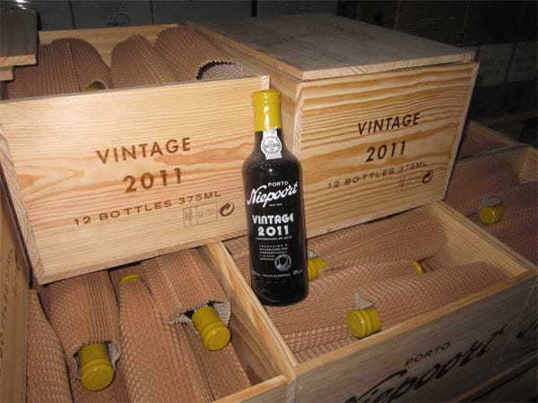 Portwein wird auch in Holzkisten verpackt und versendet. Hier der Vintage Tawny 2001.