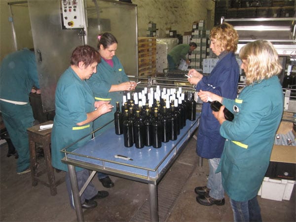 In Handarbeit werden die Weine in Vila Nava de Gaia versiegelt.