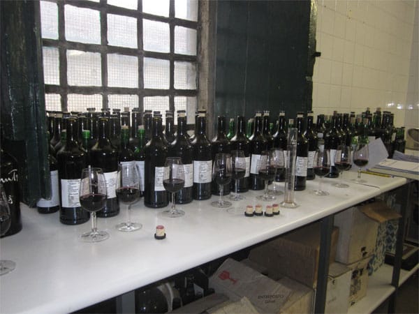 Im Labor wird der aktuelle Wein verschnitten und neue Weinideen kreiert. Auf jeder Flasche ist die exakte Mischung angegeben.