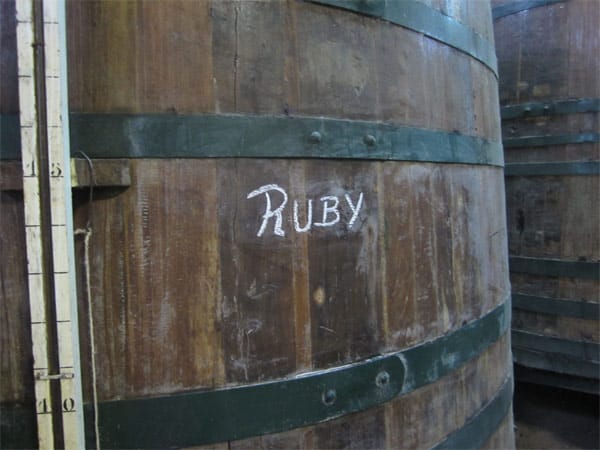 Die fruchtigen und tiefroten Ruby-Portweine reifen in großen Holzfässern.