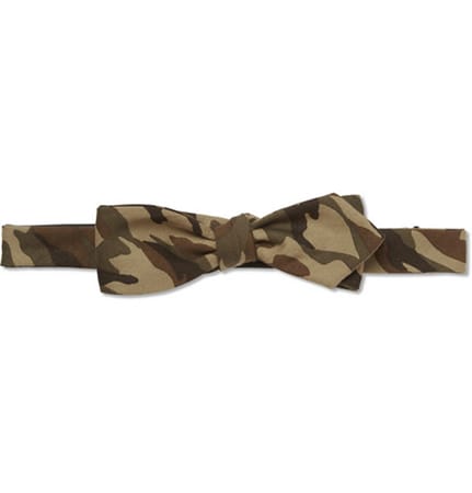 In the Army now! Das Camouflage-Muster ist etwas für Mode-Mutige und besonders trendbewusste. Überzeugen Sie sich selbst! Fliege von Beams Plus für etwa 65 Euro.