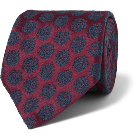Der Mix aus Bordeaux-Rot und Dunkelblau macht diese Krawatte von Charvet zu einem echten Hingucker! Für etwa 150 Euro erhältlich.