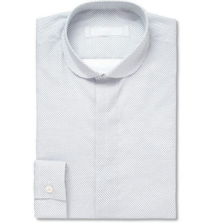 Wer lieber auf "oben ohne" setzt, sollte auf schöne Details achten, die das Outfit aufwerten. Zum Beispiel dieses Hemd mit verdeckter Knopfleiste von Spencer Hart für etwa 210 Euro.