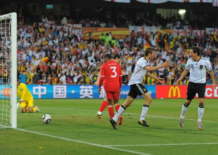 Und auch im Achtelfinale der WM 2010 in Südafrika triumphiert Deutschland: Thomas Müller hat in Bloemfontein seinen großen Auftritt: Der Bayern-Star trifft beim 4:1 gegen England doppelt, Teamkollege Mesut Özil (re.) ist verzückt. Im Halbfinale gegen den späteren Weltmeister Spanien (0:1) ist dann Schluss für Müller & Co.. Die Truppe von Bundestrainer Löw kann aber zumindest das Spiel um Platz drei gegen Uruguay mit 3:2 für sich entscheiden.