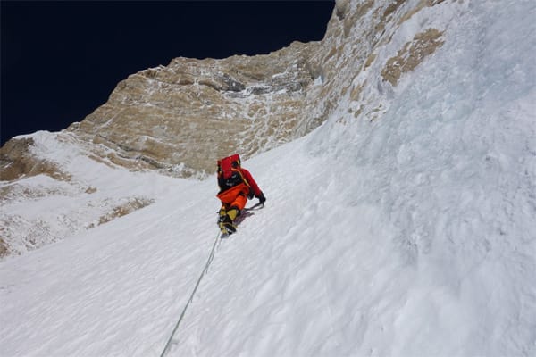 Bergsteiger kurz vor der felsigen Passage an der Annapurna.