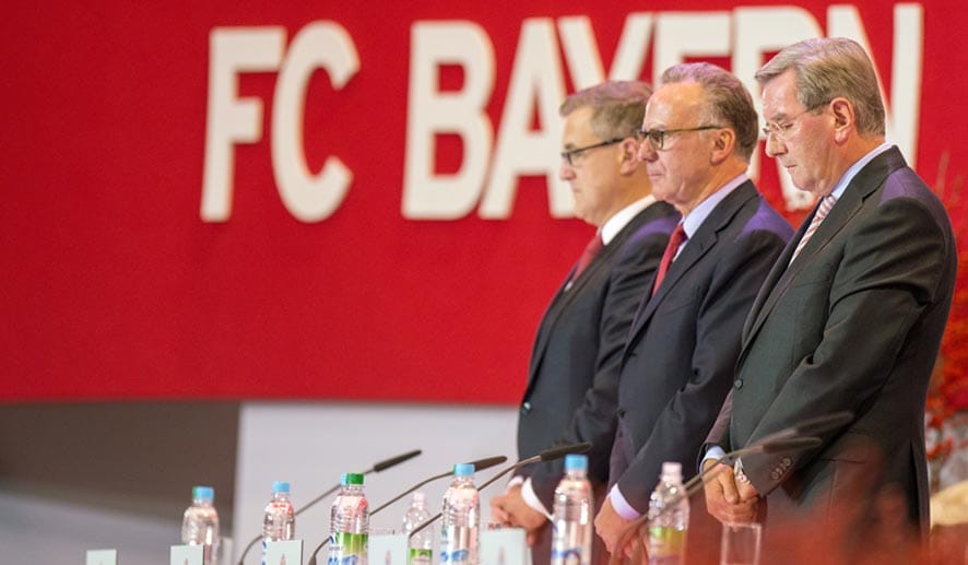 Der FC Bayern München hat zur Mitgliederversammlung gerufen. Die Veranstaltung findet im Audi Dome statt, anwesend sind neben den Verantwortlichen etwa 3500 Vereinsmitglieder.