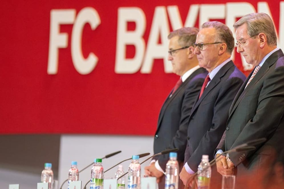 Der FC Bayern München hat zur Mitgliederversammlung gerufen. Die Veranstaltung findet im Audi Dome statt, anwesend sind neben den Verantwortlichen etwa 3500 Vereinsmitglieder.