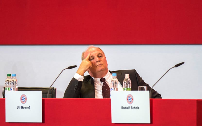 Die Versammlung galt im Vorfeld als schwerer Gang für Uli Hoeneß. Der Vereinspräsident muss sich wegen Steuerhinterziehung vor Gericht verantworten. Die Versammlung galt im Vorfeld als schwerer Gang für Uli Hoeneß. Der Vereinspräsident muss sich wegen Steuerhinterziehung vor Gericht verantworten.