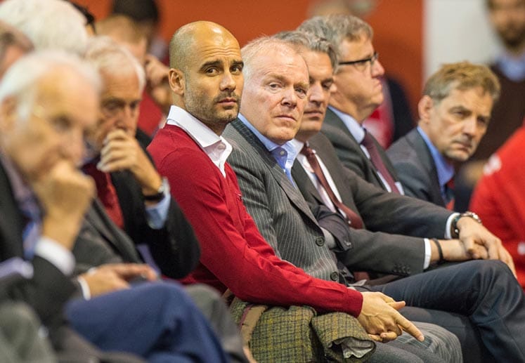 Auch das Trainergespann des Bundesligisten sitzt in der ersten Reihe. Besonders Pep Guardiola wird von den Mitgliedern gefeiert.