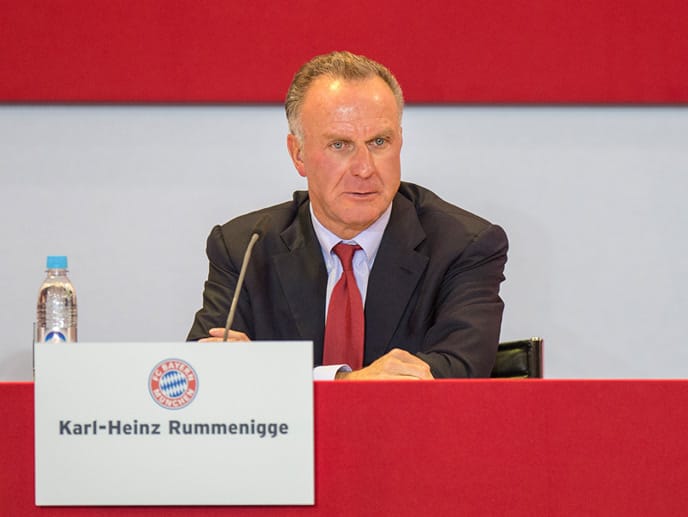 Karl-Heinz Rummenigge verkündet die überaus erfolgreichen Zahlen der FC Bayern AG. Die Münchner verzeichnen einen Rekordumsatz im abgelaufenen Geschäftsjahr.