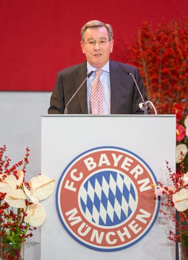 Bayern-Vizepräsident Karl Hopfner richtet das Wort an die Vereinsmitglieder.