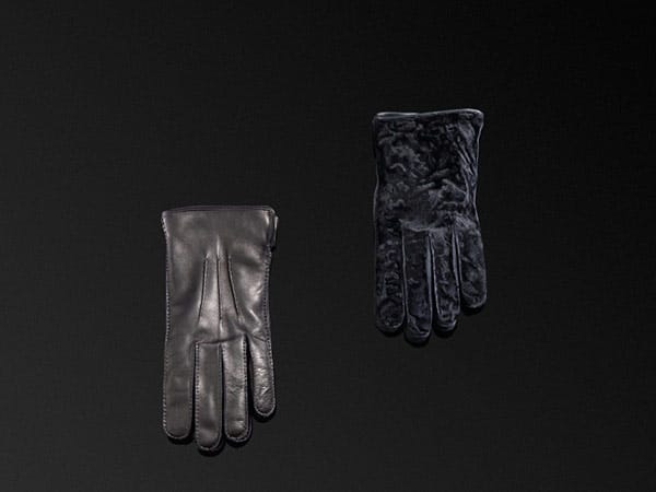Ein paar feine Handschuhe (von Brioni) gehören in jede gut sortierte Garderobe. Glattes Nappaleder passt in den Alltag und eine edle Kombination mit Pelz vervollständigt Ihr elegantes Outfit.