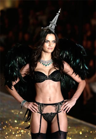 Model Barbara Fialho aus Brasilien stiehlt sogar dem Eifelturm die Show. Model Barbara Fialho aus Brasilien stiehlt sogar dem Eifelturm die Show.