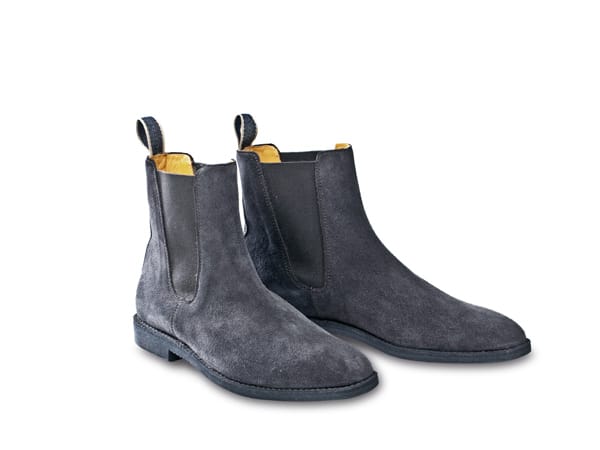 Die beliebtesten Herrenstiefel heute sind aber wohl die Chelsea Boots, hier in einer Wildleder-Version von Ludwig Reiter.