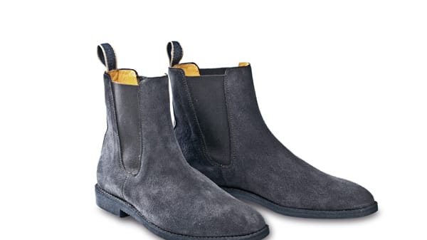 Die beliebtesten Herrenstiefel heute sind aber wohl die Chelsea Boots, hier in einer Wildleder-Version von Ludwig Reiter.