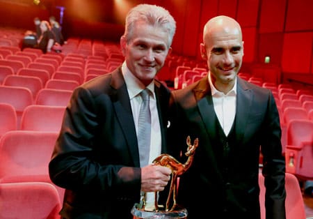 Der früherer Trainer von Fußball-Bundesligist FC Bayern München bekam den Preis von dem amtierenden Trainer Pep Guardiola überreicht.
