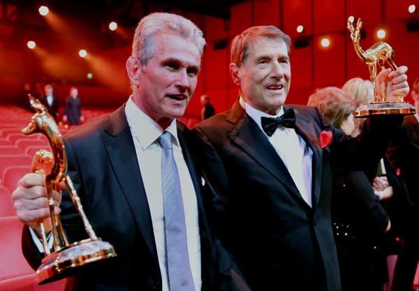 Die Preisträger Udo Jürgens (r) und Jupp Heynckes freuen sich im Stage-Theater am Potsdamer Platz in Berlin über ihre Preise.