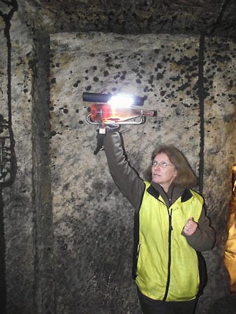 Silvia, eine Schweizerin mit deutschen Eltern, führt durch das Höhlensystem.