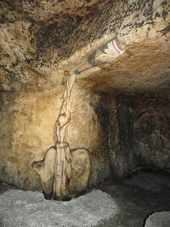 Aber auch "La Crémantaise" von Jean-Pascal und Séverine Najean mit aus der Flasche ploppendem Korken ist in der Höhle zu bestaunen.