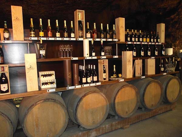 Und davon gibt es einige: Neben vielen verschiedenen Crémant-Sorten auch etwa 200.000 Weinflaschen.