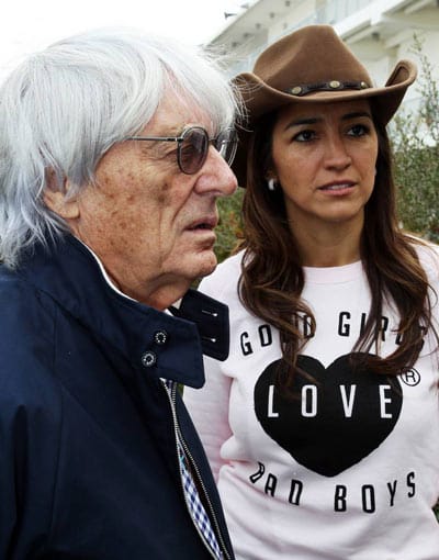 F1-Boss Bernie Ecclestone sieht aus wie immer. Seine Frau Fabiana Flosi hat sich in Texas mit einem Cowboy-Hut geschmückt. Auf ihrem Pullover steht: "Gute Mädchen lieben böse Jungs". Streitbar ist ihr Mann Bernie auf jeden Fall.