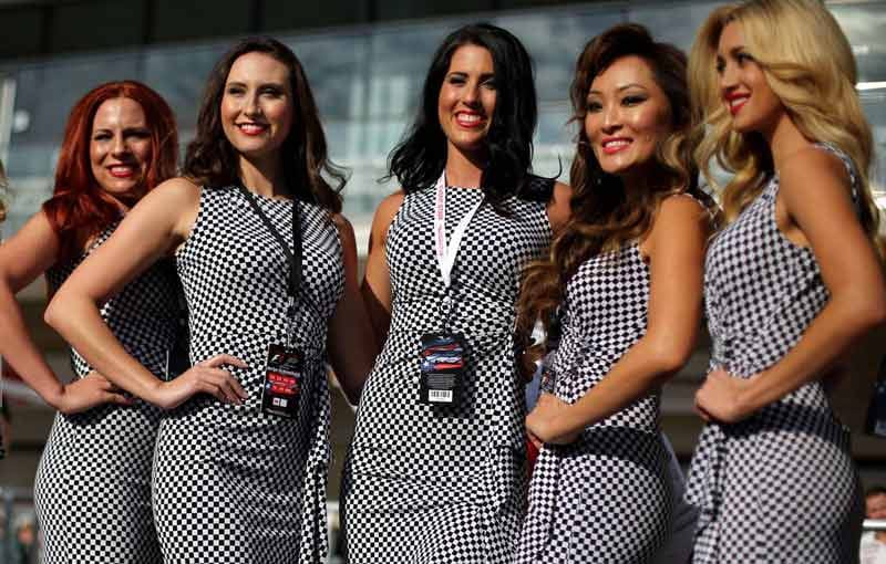 In den USA gibt es noch echte Grid Girls im Zielflaggen-Outfit.