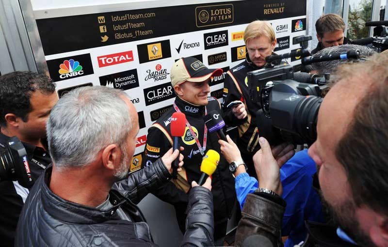 Die meiste Aufmerksamkeit bekommt Heikki Kovalainen. Der Finne ersetzt seinen Landsmann Kimi Räikkönen in den letzten beiden Rennen bei Lotus. Der Iceman ist übrigens bereits erfolgreich am Rücken operiert worden.