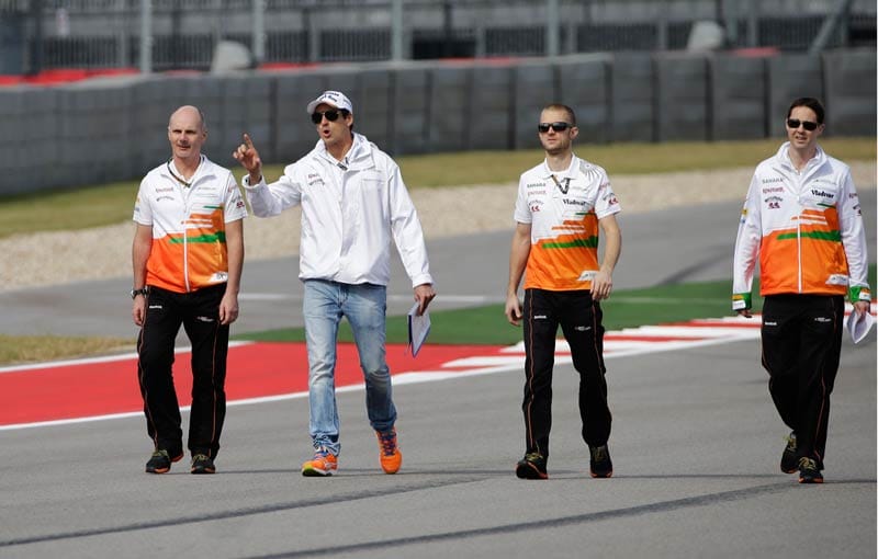 Adrian Sutil (2.v.li.) wird wahrscheinlich auch im kommenden Jahr noch bei Force India fahren.