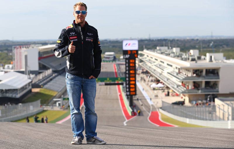 Sebastian Vettel muss sich keine Sorgen um seinen Vertrag machen. Er hat Zeit auf der Kuppe des steilen Stückes nach der Boxengasse auf dem Circuit of the Americas zu posieren.