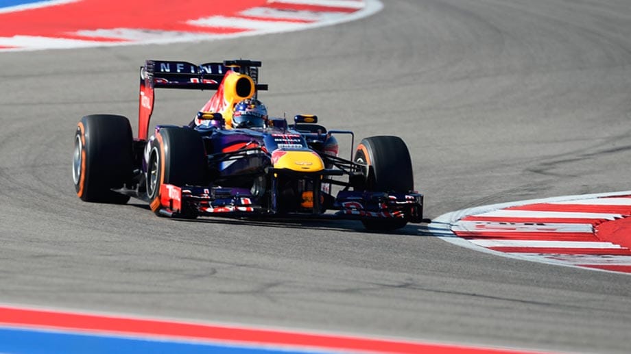 Im ersten Training kommt Sebastian Vettel nur auf den 18. Platz, im zweiten fährt er der Konkurrenz davon.