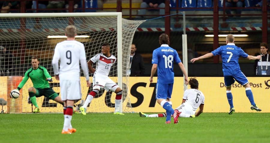 Ignazio Abate gelingt in der 28. Minute der 1:1-Ausgleich für Italien. Torwart Manuel Neuer hat bei dem Schuss keine Abwehrmöglichkeiten.